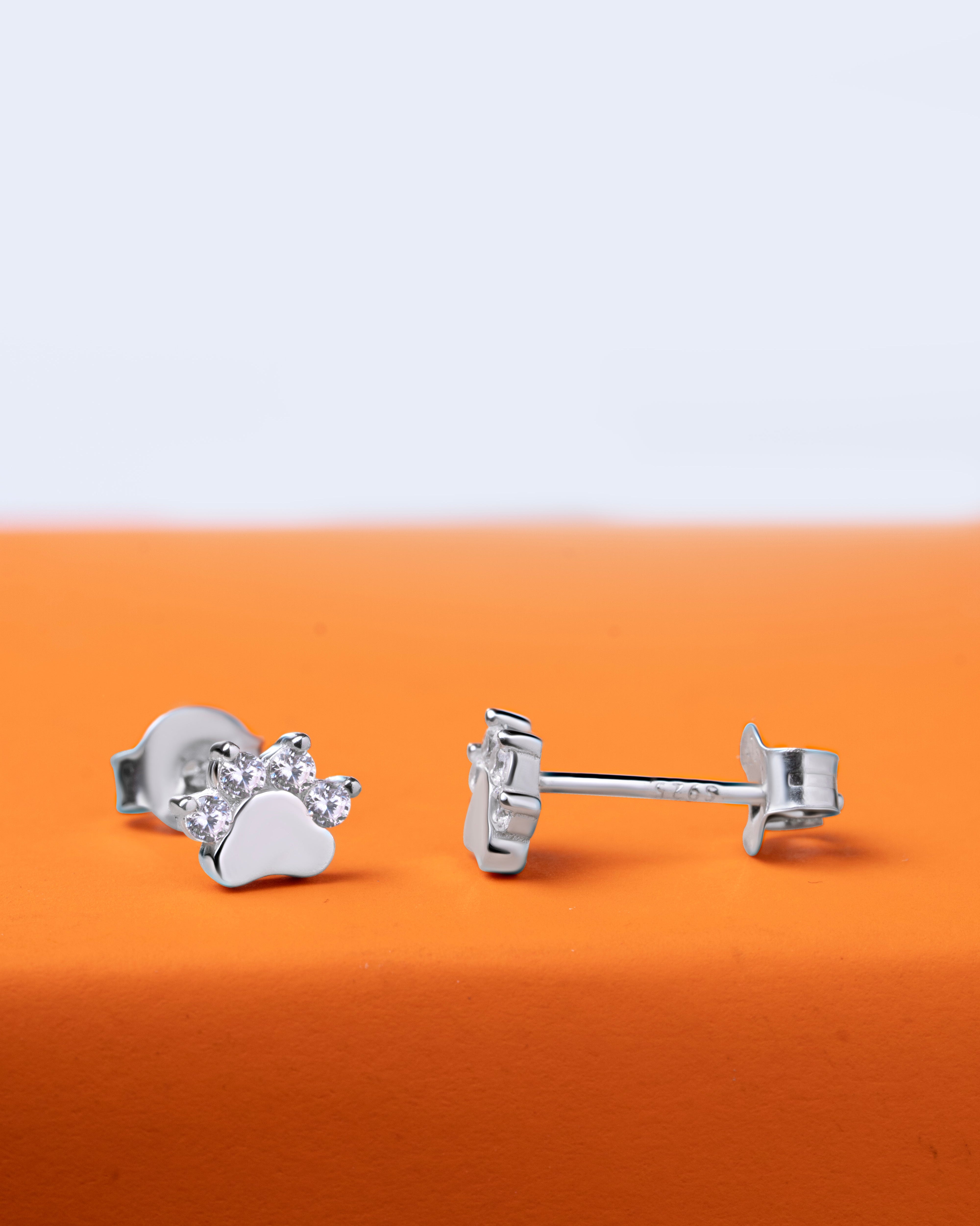 The paw - sparkle stud