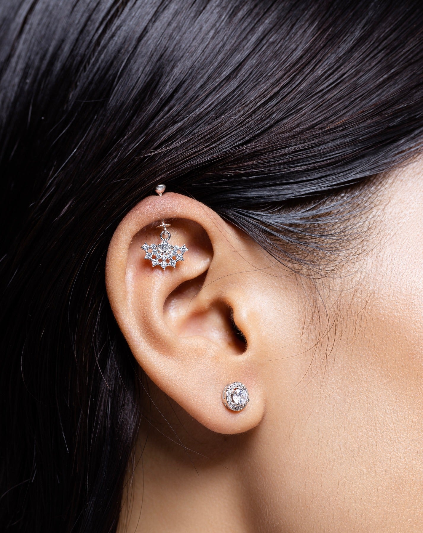 Round solitaire with cz lining stud - Minimal