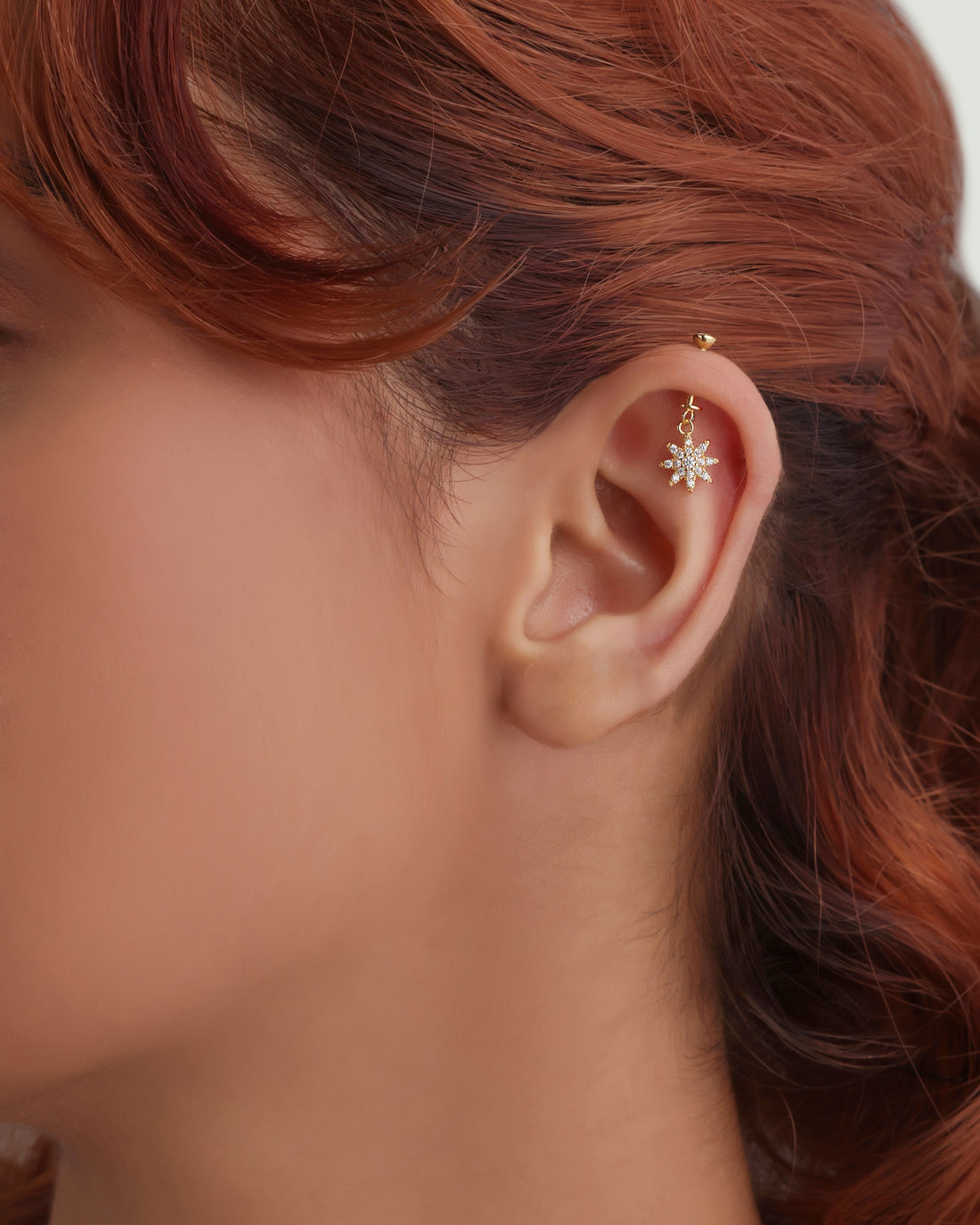 Sunflower Helix Earrings - Zircon Piercing in gold with a sparkling sunflower design, ideal for elegant and stylish ear piercings.