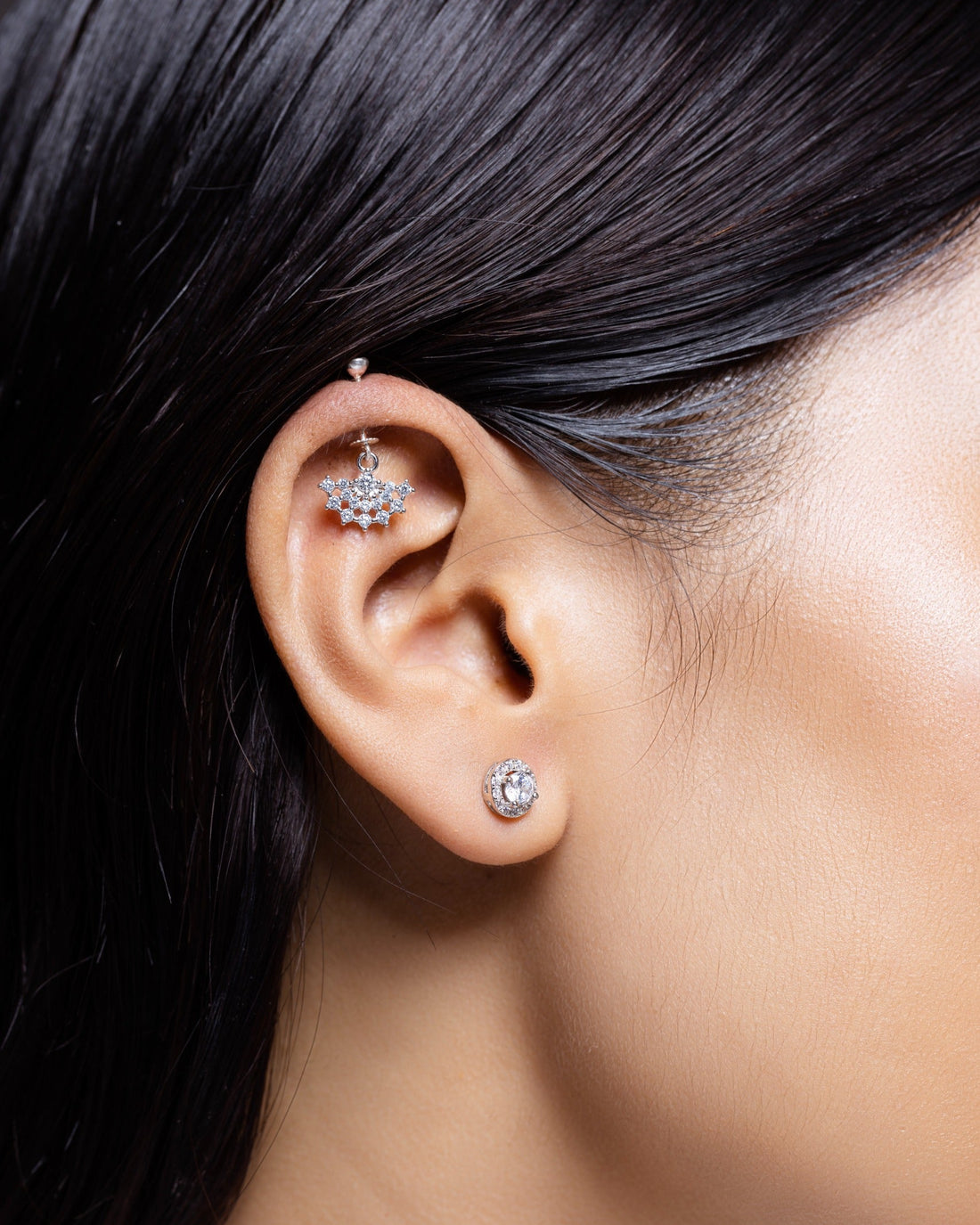 Spider's Web Helix Jewelry - Piercing Hanging with cubic zircon stones in a spider web design, ideal for helix piercings and elegant ear styling.