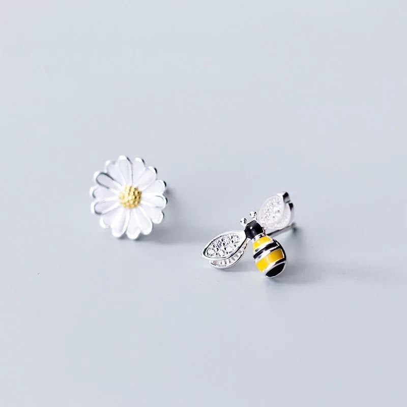 Mismatched bee and flower stud earring - Pair